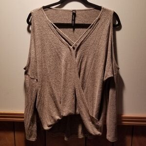 ๐Design Lab Lord & Taylor cold shoulder top with criss cross front detailing